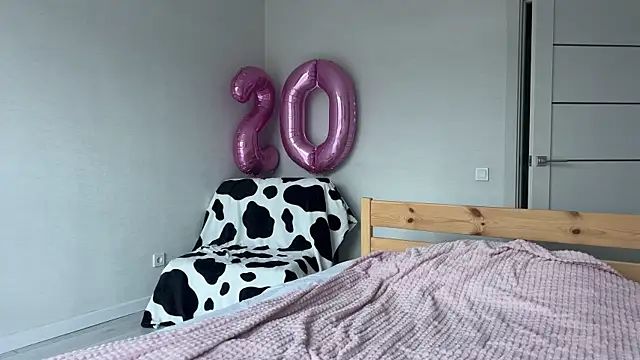 Lolatatee online show from 04-01-26, 03:52