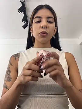 Snapshot of VioletaHills_ chatting on 05-18-26, 01:49 VioletaHills online show from 05-18-26, 01:49