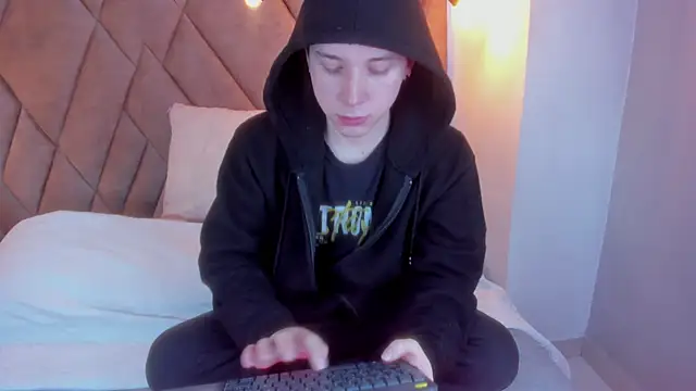 hollannd  online show from 06-19-26, 04:57