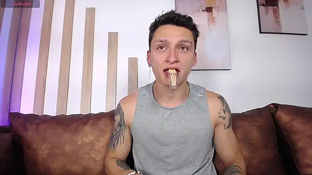 Snapshot of DIEGO_JONES chatting on 05-22-26, 01:31 DIEGO JONES online show from 05-22-26, 01:31