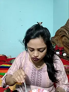 Snapshot of Beauty-3 chatting on 07-28-26, 02:24 Beauty-3 online show from 07-28-26, 02:24