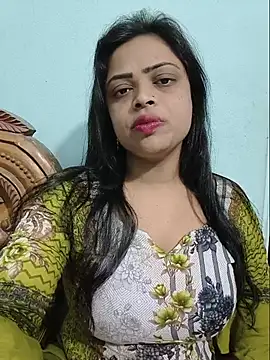 Snapshot of Beauty-3 chatting on 06-25-26, 01:27 Beauty-3 online show from 06-25-26, 01:27
