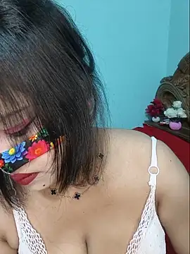 Snapshot of Beauty-3 chatting on 05-23-26, 08:19 Beauty-3 online show from 05-23-26, 08:19