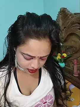 Snapshot of Beauty-3 chatting on 05-27-26, 04:14 Beauty-3 online show from 05-27-26, 04:14