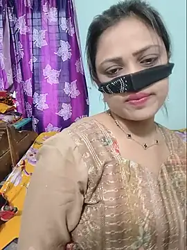 Snapshot of Beauty-3 chatting on 05-18-26, 03:28 Beauty-3 online show from 05-18-26, 03:28