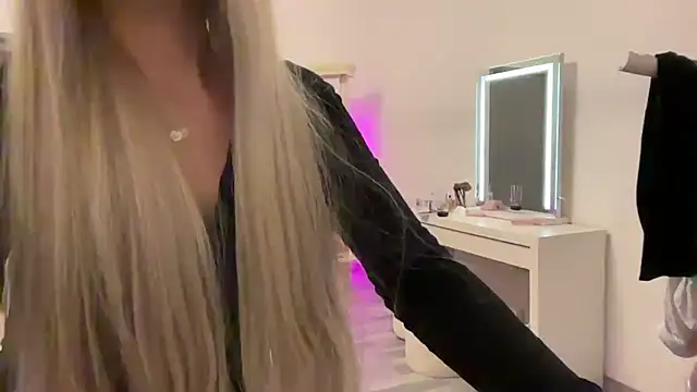 Snapshot of Naughtyblondex chatting on 06-07-26, 09:20 Naughtyblondex online show from 06-07-26, 09:20