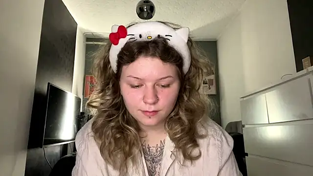 Snapshot of YoungAlina chatting on 04-18-26, 10:39 YoungAlina online show from 04-18-26, 10:39