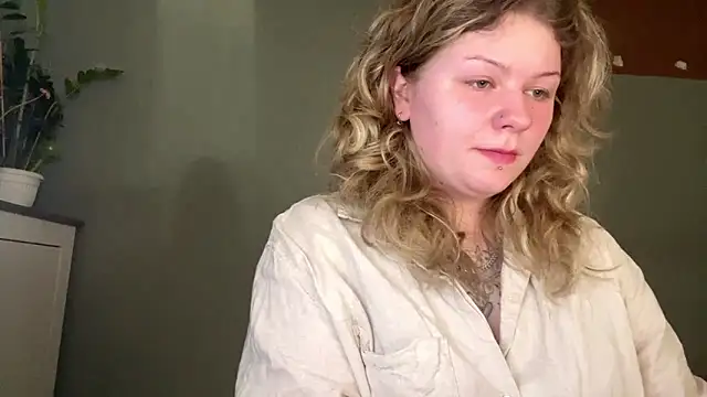 Snapshot of YoungAlina chatting on 04-15-26, 01:15 YoungAlina online show from 04-15-26, 01:15