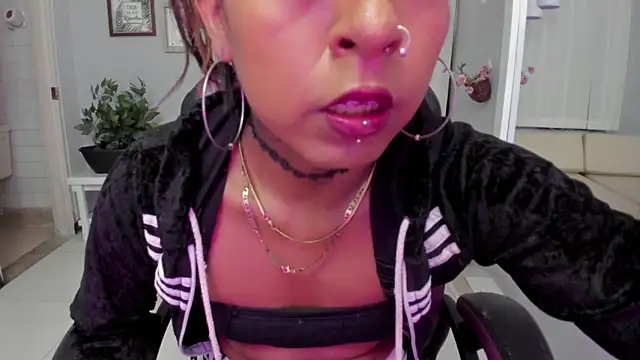 Nahomy Collins  online show from 06-19-26, 08:03