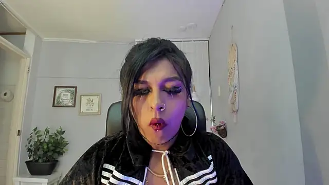 Nahomy Collins  online show from 03-31-26, 07:38