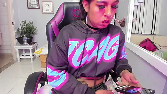Nahomy Collins  online show from 07-10-26, 07:47