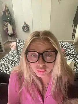 Snapshot of imkhloe chatting on 06-15-26, 07:46 imkhloe online show from 06-15-26, 07:46