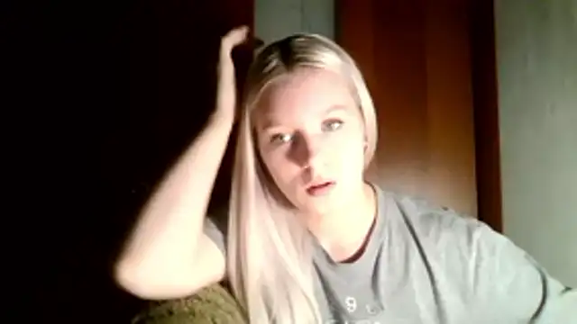 Snapshot of Glowing_Jessica chatting on 03-11-26, 04:23 Glowing Jessica online show from 03-11-26, 04:23