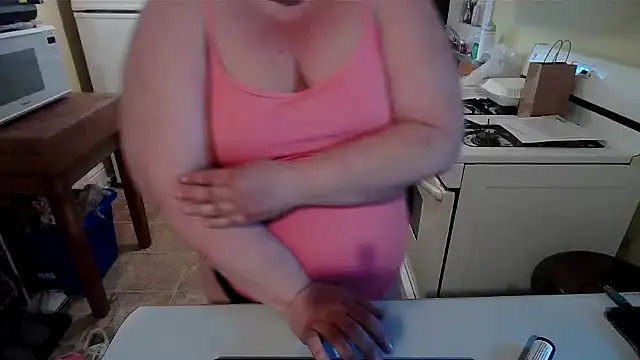 Snapshot of smalltowntrouble chatting on 06-03-26, 12:33 smalltowntrouble online show from 06-03-26, 12:33