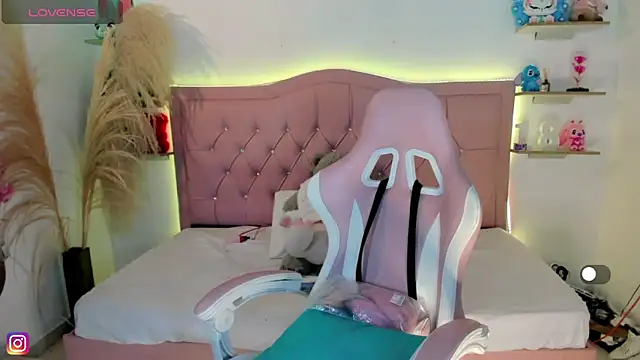 Snapshot of Zoe_Luxxe_ chatting on 03-31-26, 09:06 Zoe Luxxe online show from 03-31-26, 09:06