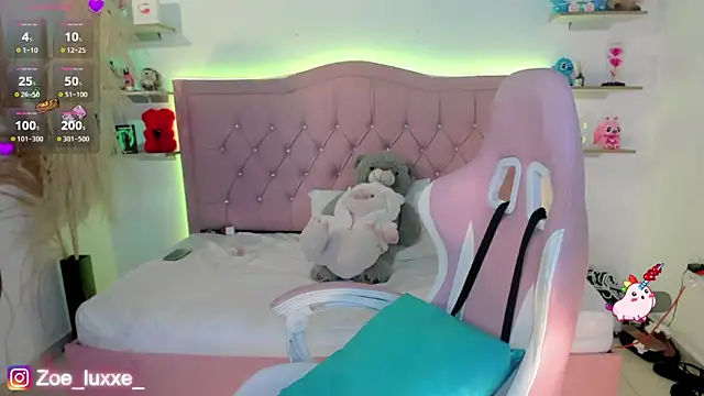 Snapshot of Zoe_Luxxe_ chatting on 04-15-26, 09:15 Zoe Luxxe online show from 04-15-26, 09:15