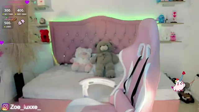 Snapshot of Zoe_Luxxe_ chatting on 03-15-26, 09:11 Zoe Luxxe online show from 03-15-26, 09:11