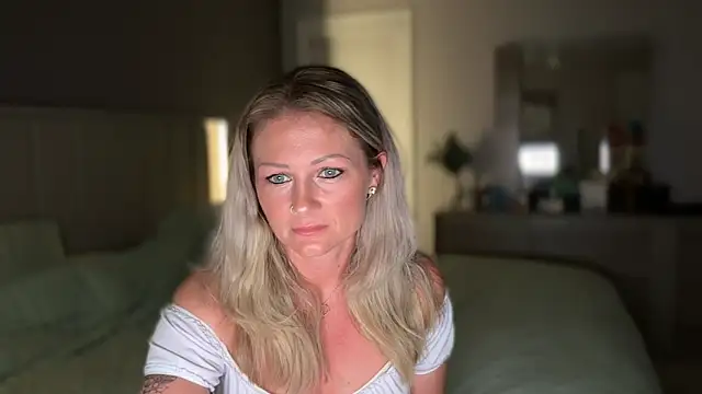 Snapshot of BlondeMilf82 chatting on 06-18-26, 07:29 BlondeMilf82 online show from 06-18-26, 07:29