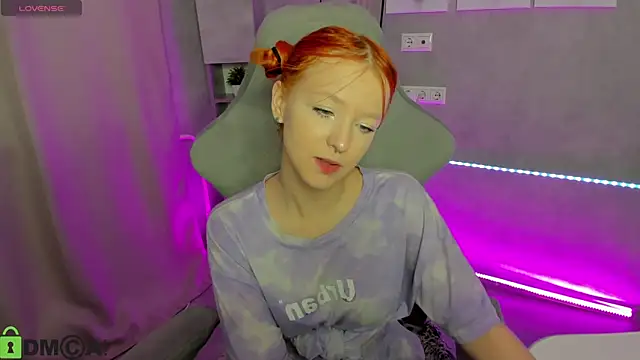 Snapshot of Emma_Dusk chatting on 04-21-26, 01:42 Emma Dusk online show from 04-21-26, 01:42