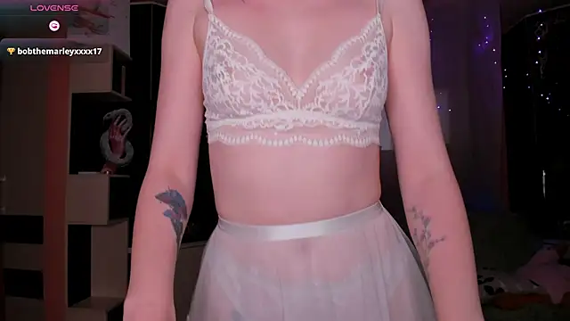 Snapshot of Luna_Reid chatting on 05-24-26, 04:23 Luna Reid online show from 05-24-26, 04:23