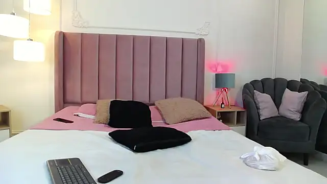 LiaTrainor online show from 03-26-26, 01:04