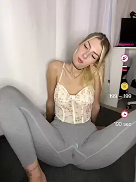Snapshot of SoniaXOXO chatting on 05-05-26, 04:43 SoniaXOXO online show from 05-05-26, 04:43