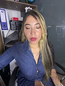ManuelaVeeleez online show from 06-05-26, 04:17