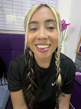 ManuelaVeeleez online show from 07-22-26, 04:14