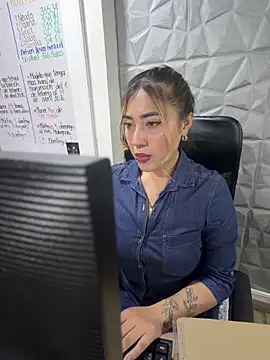 ManuelaVeeleez online show from 04-22-26, 01:45