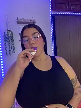 Snapshot of michellesexxxy3 chatting on 06-11-26, 04:09 michellesexxxy3 online show from 06-11-26, 04:09