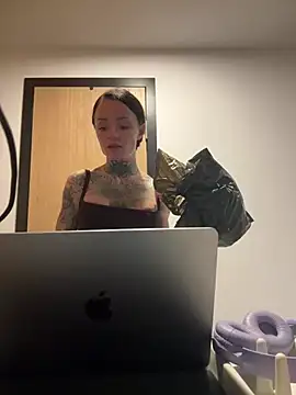SkinnyLilly online show from 06-09-26, 07:37