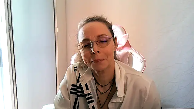 Snapshot of Helly_nana chatting on 04-02-26, 10:44 Helly nana online show from 04-02-26, 10:44