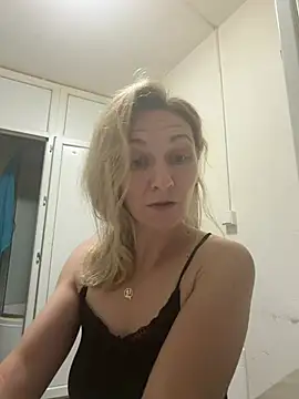 Snapshot of Secret_Ladyx chatting on 06-01-26, 04:45 Secret Ladyx online show from 06-01-26, 04:45