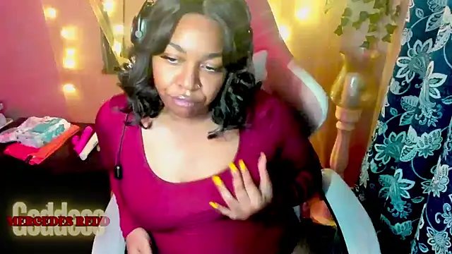 Snapshot of Goddess_MercedesRedd chatting on 05-03-26, 01:36 Goddess MercedesRedd online show from 05-03-26, 01:36