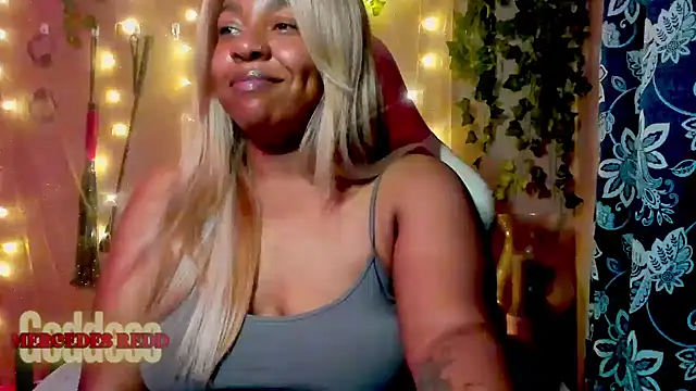 Snapshot of Goddess_MercedesRedd chatting on 06-06-26, 01:49 Goddess MercedesRedd online show from 06-06-26, 01:49
