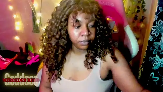 Snapshot of Goddess_MercedesRedd chatting on 05-11-26, 01:56 Goddess MercedesRedd online show from 05-11-26, 01:56