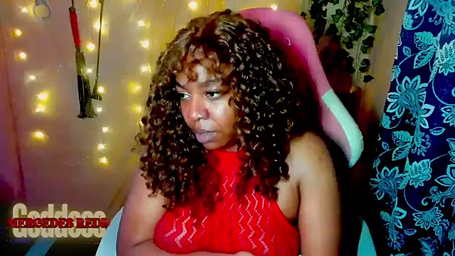 Snapshot of Goddess_MercedesRedd chatting on 06-21-26, 02:56 Goddess MercedesRedd online show from 06-21-26, 02:56