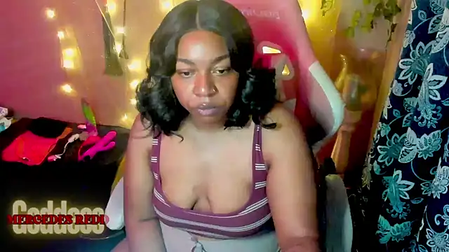 Snapshot of Goddess_MercedesRedd chatting on 05-08-26, 01:15 Goddess MercedesRedd online show from 05-08-26, 01:15
