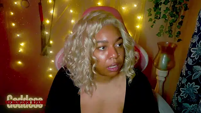 Snapshot of Goddess_MercedesRedd chatting on 06-26-26, 01:39 Goddess MercedesRedd online show from 06-26-26, 01:39