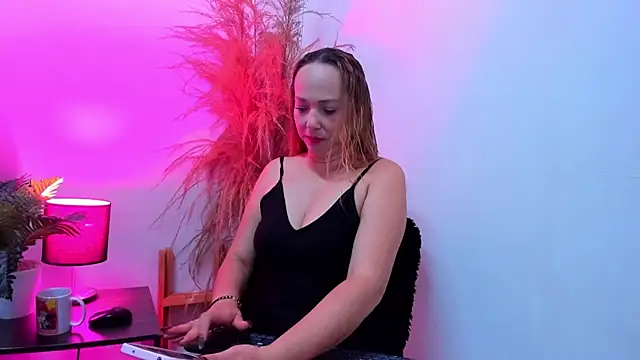 Snapshot of KahiaSmith chatting on 07-09-26, 12:59 KahiaSmith online show from 07-09-26, 12:59