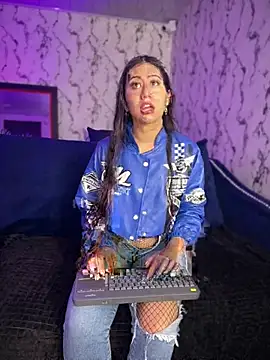 Snapshot of Lunaliaa_ chatting on 04-26-26, 05:49 Lunaliaa online show from 04-26-26, 05:49