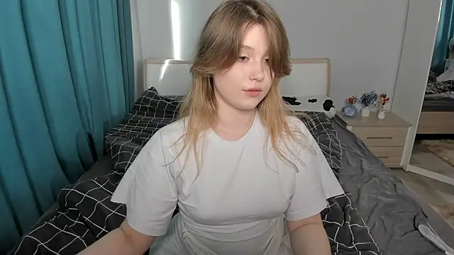 Snapshot of JennyHardy chatting on 05-19-26, 02:24 JennyHardy online show from 05-19-26, 02:24