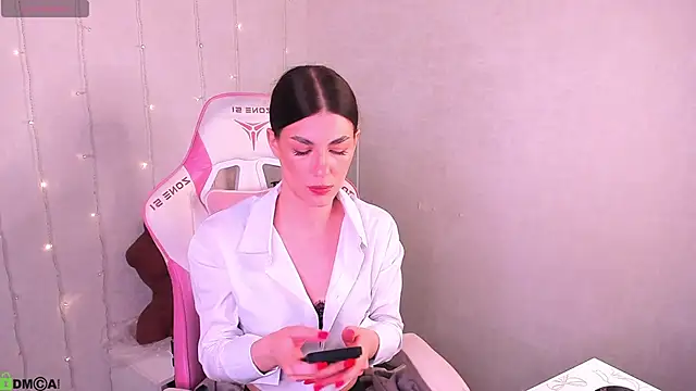 Snapshot of LunaRossaa chatting on 05-19-26, 11:56 LunaRossaa online show from 05-19-26, 11:56