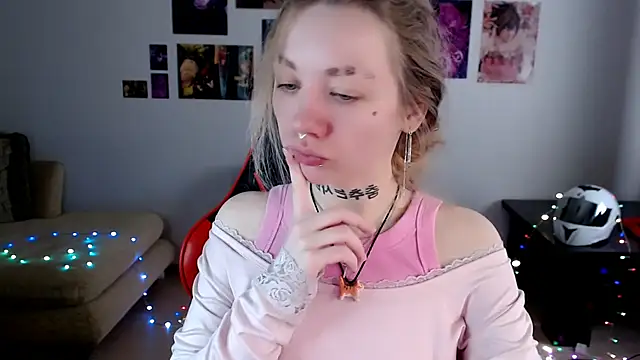 Nica Kawaii online show from 04-13-26, 07:56