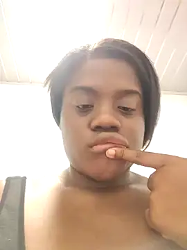 Snapshot of YourLiaa_ chatting on 05-04-26, 12:36 YourLiaa online show from 05-04-26, 12:36