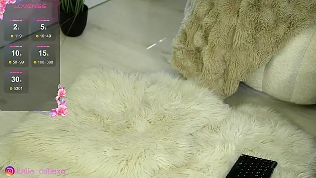 Snapshot of KatieCutieXooo chatting on 06-11-26, 12:02 KatieCutieXooo online show from 06-11-26, 12:02