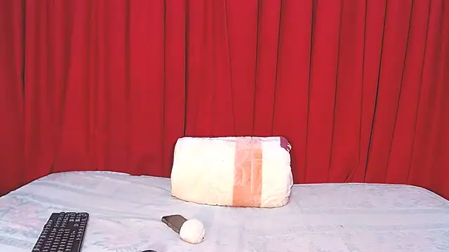 Yellow-Mellow23 online show from 04-13-26, 01:48