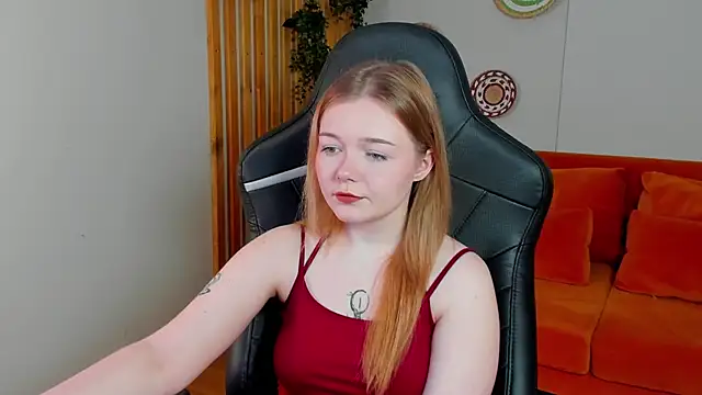 Snapshot of ElinaVale chatting on 05-17-26, 04:07 ElinaVale online show from 05-17-26, 04:07