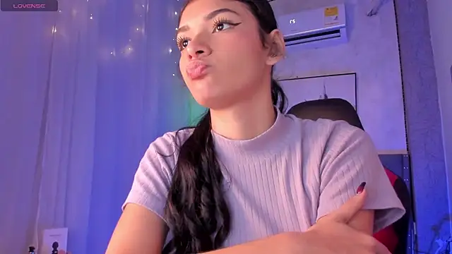 Snapshot of karolina_vince chatting on 04-15-26, 06:45 karolina vince online show from 04-15-26, 06:45