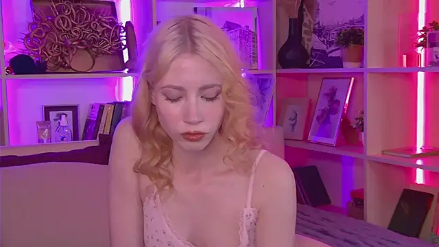 Snapshot of Lola_Gilbert chatting on 05-13-26, 03:08 Lola Gilbert online show from 05-13-26, 03:08